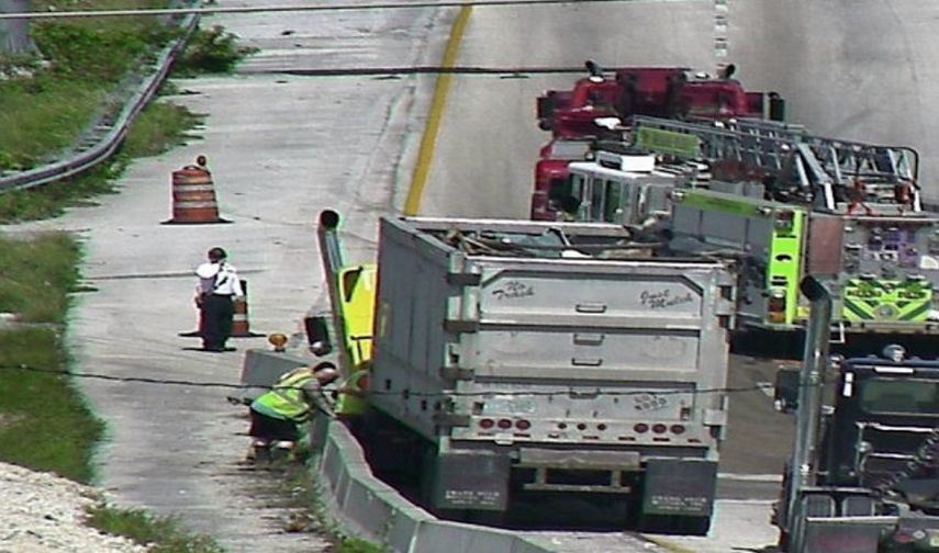 Las autoridades están trabajando para contener el derrame de combustible.