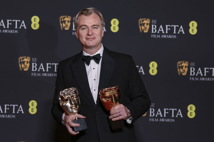 El director Christopher Nolan, ganador del premio a la mejor película y dirección por Oppenheimer posa en la 77a entrega de los Premios de la Academia Británica de Cine (BAFTA) en Londres el domingo 18 de febrero de 2024.&nbsp;