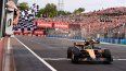 El británico Lando Norris, de McLaren, cruza la línea final para conquistar el Gran Premio de Hungría, el 3 de agosto de 2025.