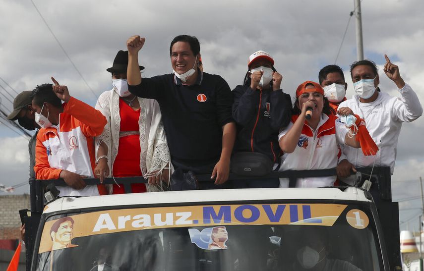 Andrés Arauz, candidato del partido Unión por la Esperanza, saluda a sus seguidores durante un mitin en Salcedo, Ecuador, el domingo 31 de enero de 2021