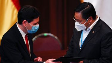 El presidente electo Luis Arce, a la derecha, recibe sus credenciales presidenciales de manos del presidente del Tribunal Supremo Electoral, Salvador Romero, durante una ceremonia en La Paz, Bolivia, el miércoles 28 de octubre de 2020.&nbsp;