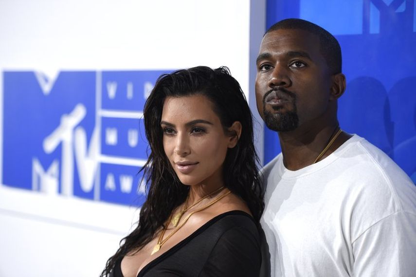 Kim Kardashian y Kanye West posan juntos el 28 de agosto de 2016 a su llegada a los MTV Video Music Awards, en New York.
