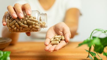 Frasco con cápsulas de medicina natural.