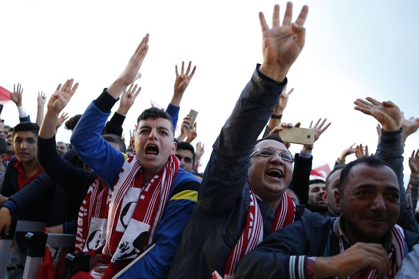 Simpatizantes del presidente turco, Recep Tayyip Erdogan, se concentran este 17 de abril de 2017 en el Palacio Presidencial de Ankara,&nbsp;tras la victoria del referéndum que Erdogan ganó por una estrecha ventaja del voto sí.