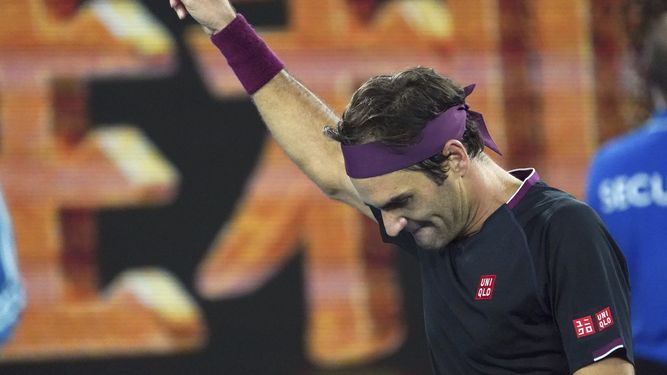 El suizo Roger Federer festeja su victoria sobre John Millman en la tercera ronda del Abierto de Australia, en Melbourne, el sábado 25 de enero de 2020.&nbsp;