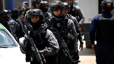Efectivos policiales y militares intervienen el penal Tocorón, en Venezuela. 