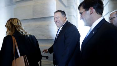 El secretario norteamericano de Estado, Mike Pompeo, al centro, y el secretario de Defensa, Mark Sper, a la derecha, se retiran el 8 de enero de 2020 del Capitolio, en Washington, después de informar a senadores sobre los detalles del peligro que obligó a Estados Unidos a asesinar la semana pasada al general iraní Qassem Soleimani en Irak. 