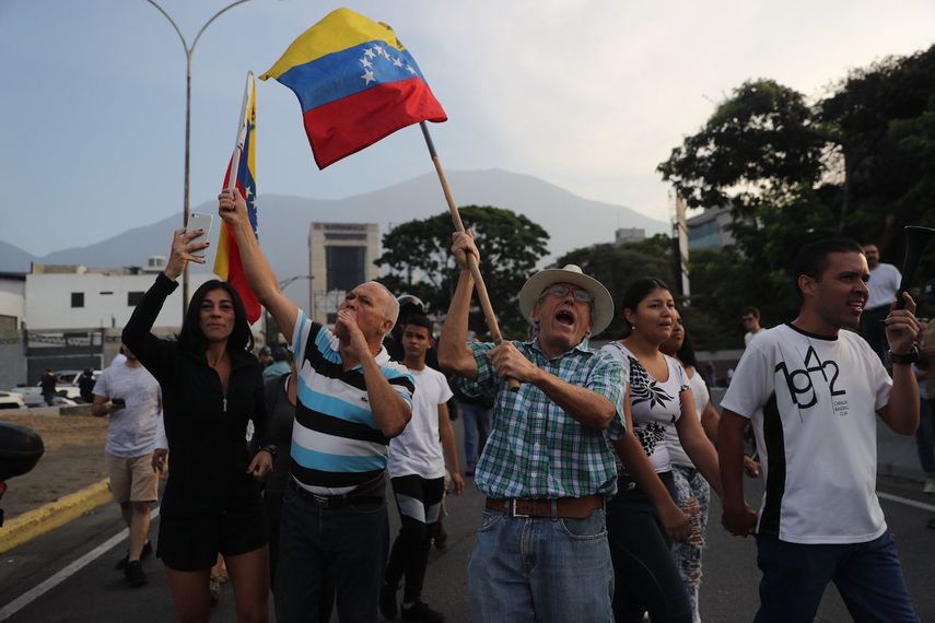 Venezolanos acuden al llamado de Juan Guaidó de salir a las calles a apoyar la Operación Libertad.