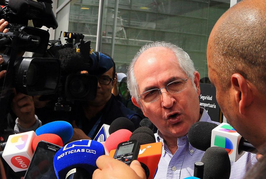 El alcalde opositor venezolano Antonio Ledezma habla con periodistas durante su paso por el aeropuerto El Dorado, en Colombia, tras protagonizar su salida de Venezuela donde cumplía injusto arresto domiciliario.