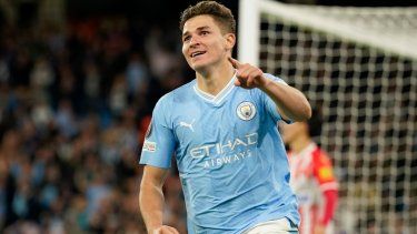 Julián Álvarez del Manchester City celebra tras anotar el primer gol de su equipo ante el Estrella Roja en el partido de la Liga de Campeones, el martes 19 de septiembre de 2023, en Manchester.&nbsp;