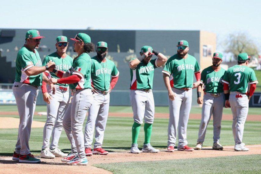El mánager Benji Gil #10 de la Selección Mexicana saluda a Alek Thomas #5 durante la presentación de los jugadores para el partido de exhibición de la MLB contra los Diamondbacks de Arizona en el Salt River Fields de Talking Stick el 3 de marzo de 2026 en Scottsdale, Arizona.&nbsp;