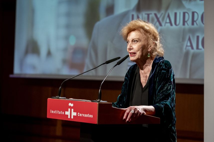 La actriz Marisa Paredes interviene durante la XXVII edición de los Premios Club de las 25, en el Instituto Cervantes, el 24 de octubre de 2024, en Madrid (España).