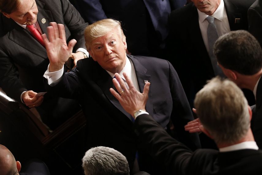 El presidente Donald&nbsp;Trump se despide de los asistentes, después de pronunciar su discurso sobre el Estado de la Unión ante el Congreso, en Washington.