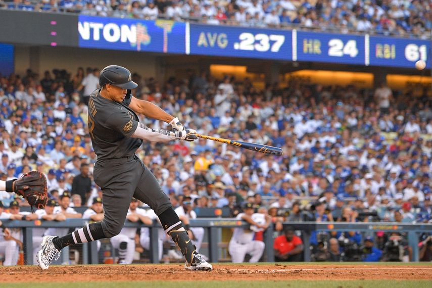 Giancarlo Stanton, de los Yanquis de Neuva York, conecta un jonrón de dos carreras para la Liga Americana en la cuarta entrada del Juego de Estrellas contra el lanzador de la Liga Nacional, Tony Gonsolin, en Los Ángeles, el martes 19 de julio de 2022.&nbsp;