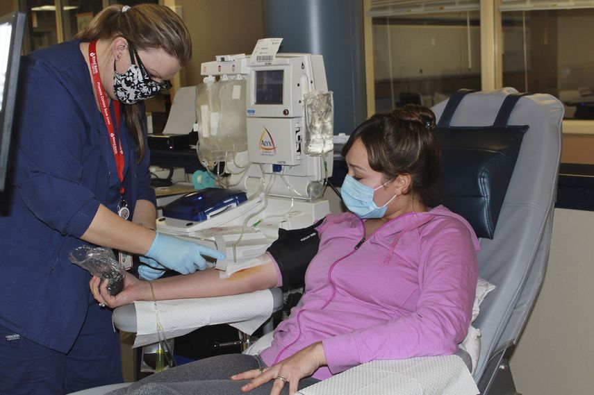 Fotograf&iacute;a&nbsp;del 22 de abril del 2020&nbsp;de una mujer que sangre en el Blood Bank of Delmarva Christiana Donor Center en, Newark, Delaware.