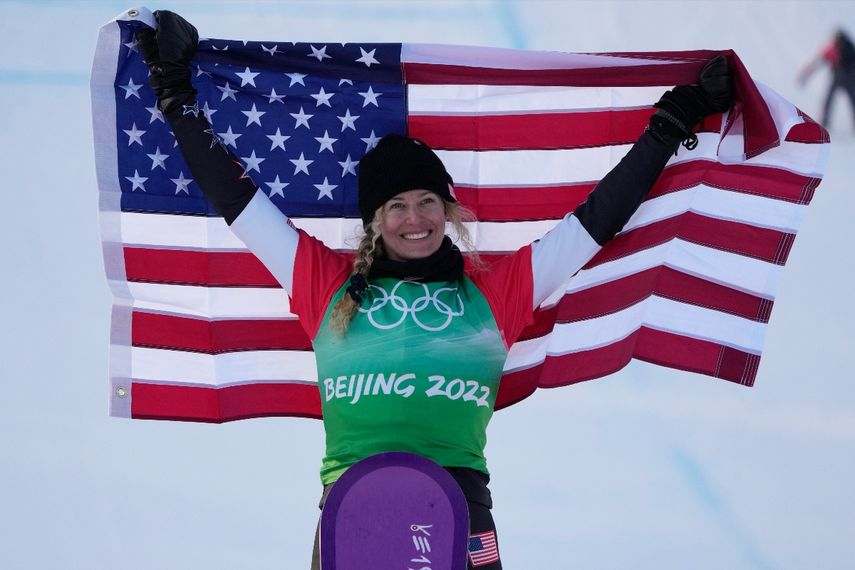 La atleta de Estados Unidos, Lindsey Jacobellis celebra tras ganar la medalla de oro en en snowboard cross femenino en los Juegos Olímpicos de Invierno el miércoles 9 de febrero del 2022.&nbsp;