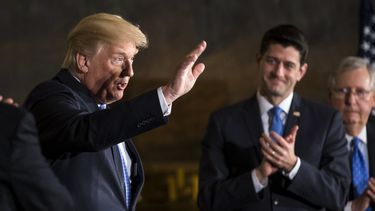 El presidente Donald Trump&nbsp;es visto en la sede del Congreso de EEUU, junto a Paul Ryan, presidente de la Cámara de Representantes.&nbsp;