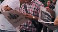 Un grupo de cubanos lee el documento del proyecto de nueva Constitución de la isla.