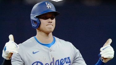 Shohei Ohtani celebra el primer hit conectado con los Dodgers de Los Ángeles 
