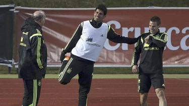El delantero Diego Costa (c) habla con el seleccionador Vicente del Bosque junto al defensa César Azpilicueta durante el entrenamiento efectuado por la selección española. (EFE)