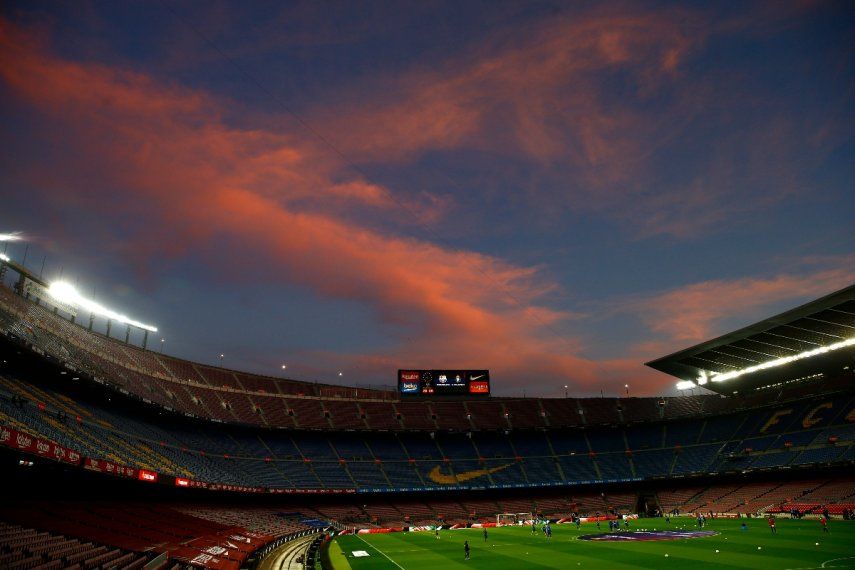 Una vista general del estadio Camp Nou mientras se pone el sol antes de un partido de la liga de fútbol española entre el Barcelona y el Valladolid en Barcelona, España, el 5 de abril de 2021.