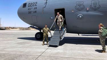 El general de marines de Estados Unidos Frank McKenzie, comandante para el Oriente Medio, arriba a Bagdad. Foto del 20 de mayo del 2021.