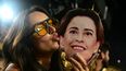Una mujer besa una máscara que representa a la actriz brasileña Fernanda Torres durante la primera noche de carnaval en el Sambódromo Marques de Sapucai en Río de Janeiro, Brasil, el 3 de marzo de 2025.