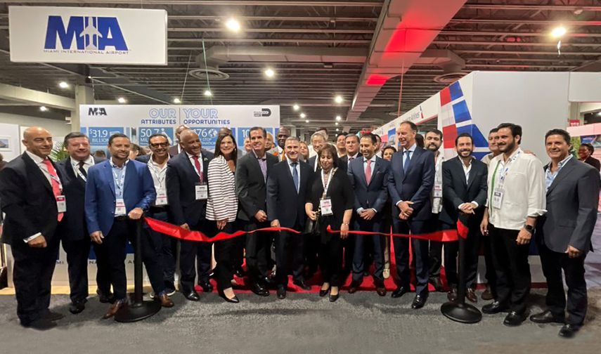 Directivos y participantes en el World Travel Expo &nbsp;Miami 2023.