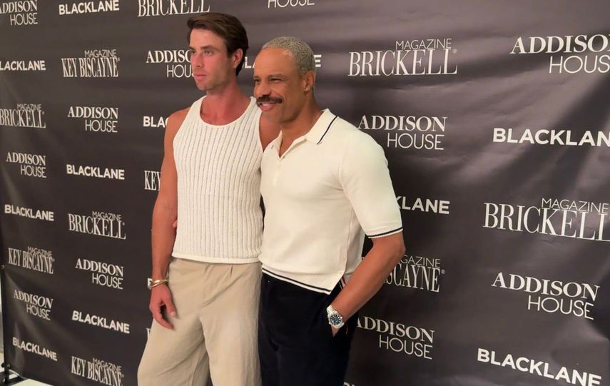La alfombra roja del lanzamiento de Brickell y Key Biscayne Magazine, destacando a los asistentes en una noche de celebración y estilo.
