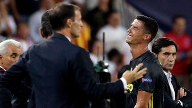 Tras ver la cartulina, el luso se tiró al césped y se desgañitó asegurando que no había hecho nada. Más de dos minutos tardó en abandonar el terreno de juego y cuando lo hizo fue consolado por Marcelino García Toral, técnico del Valencia.
