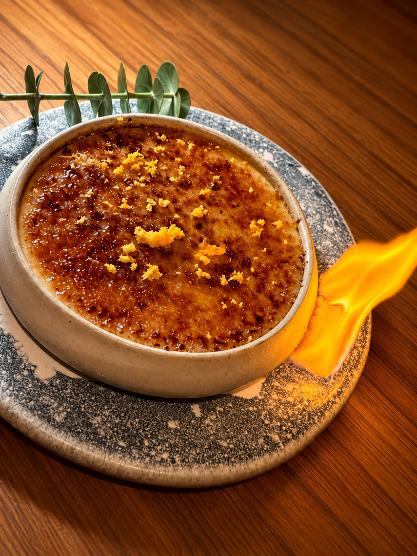 Uno de los postre de AVA Coconut Grove llega a la mesa con una llamativa presentación en llamas.