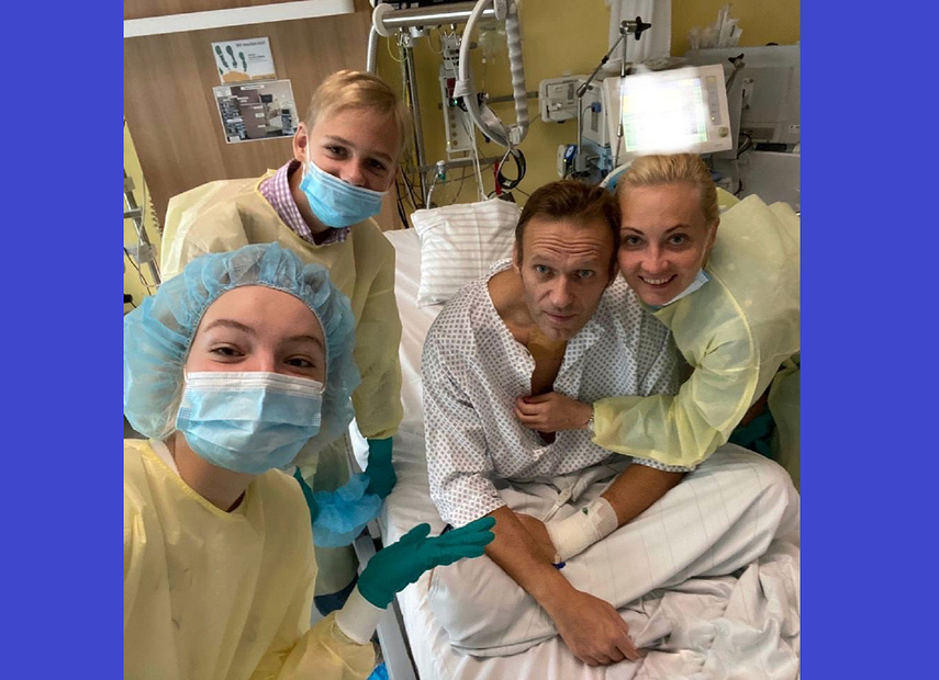 Esta imagen publicada el 15 de septiembre de 2020 en la cuenta de Instagram de @navalny muestra al l&iacute;der de la oposici&oacute;n rusa Alexei Navalny posando para una foto de selfie junto a familiares.&nbsp;