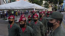 Los soldados hacen fila para votar durante las elecciones regionales, en un colegio electoral en Caracas, Venezuela, el domingo 21 de noviembre de 2021.&nbsp;