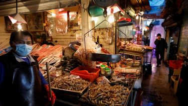 Vendedores esperan clientes en el mercado de mariscos La Nueva Viga, parte de la Central de Abastos, el principal mercado de la capital, en la Ciudad de México, el 9 de diciembre de 2020