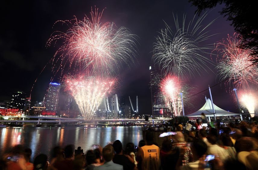 Una multitud disfruta un espect&aacute;culo de fuegos artificiales durante las celebraciones de Nochevieja en Brisbane, Australia, el martes 31 de diciembre de 2019.&nbsp;