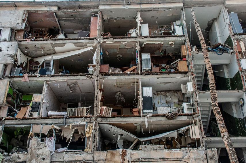 Un edificio de apartamentos se ve destruido por ataques en Járkiv, Ucrania, el domingo 13 de marzo de 2022.