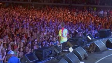 El artista imitó el gesto de los jugadores durante un concierto en la noche del domingo.