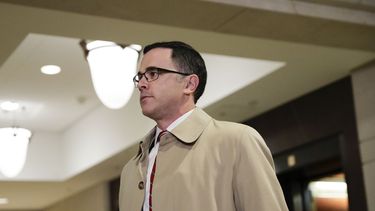 Tim Morison, exasesor de Seguridad Nacional del presidente Donald Trump, arriba para una sesi&oacute;n a puertas cerradas como parte de la investigaci&oacute;n de juicio pol&iacute;tico en la C&aacute;mara de Representantes el jueves, 31 de octubre del 2019, en el Capitolio en Washington.