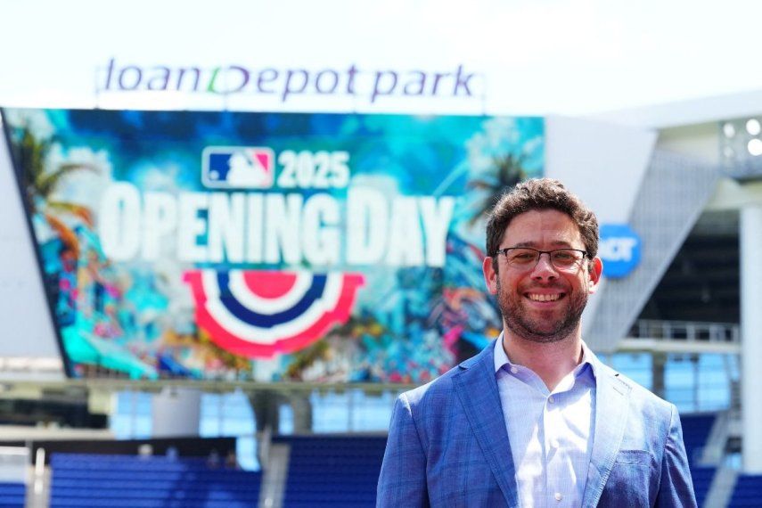 El presidente de operaciones de béisbol de los Marlins de Miami, Peter Bendix, posa para una foto antes de un juego, el 27 de marzo de 2025.