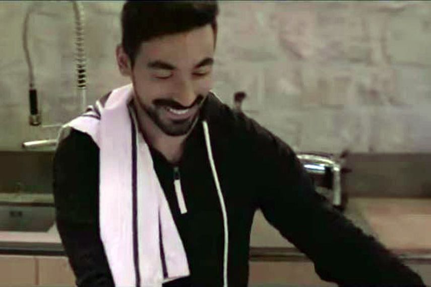 En tomas realizadas en escenarios de viviendas de lujo, el delantero del París Saint-Germain se viste y se desviste, mostrando su cuerpo tatuado y sus abdominales marcados. Con la torre Eiffel de fondo, Lavezzi se quita las gafas y lanza miradas rudas,