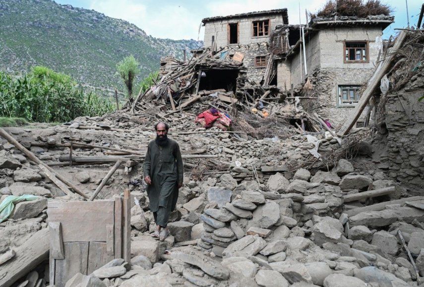 Un afgano pasa junto a una casa dañada tras los terremotos en la aldea de Mazar Dara, en Nurgal, distrito de la provincia de Kunar, en el este de Afganistán, el 1 de septiembre de 2025. Más de 800 personas murieron y más de 2700 resultaron heridas desde la noche del 31 de agosto hasta el 1 de septiembre de 2025 en el este de Afganistán tras un terremoto de magnitud 6, seguido de al menos cinco réplicas que se sintieron a cientos de kilómetros de distancia.&nbsp;