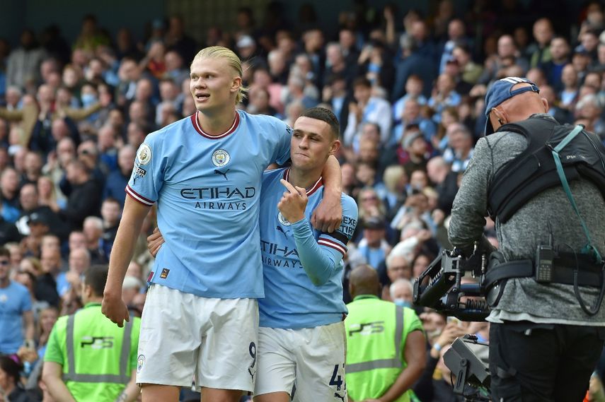 Phil Foden del Manchester City, a la derecha, celebra con su compañero de equipo Erling Haaland después de anotar el sexto gol de su equipo y su hat-trick personal durante el partido de fútbol de la Premier League inglesa entre el Manchester City y el Manchester United en el estadio Etihad en Manchester, Inglaterra, el domingo 2 de octubre , 2022.&nbsp;