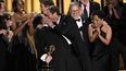 Matty Matheson, centro, y Ebon Moss-Bachrach se besan después de que The Bear ganara el premio a la Mejor serie de comedia en la 75ª edición de los Premios Emmy el lunes 15 de enero de 2024 en el Peacock Theatre de Los Ángeles.