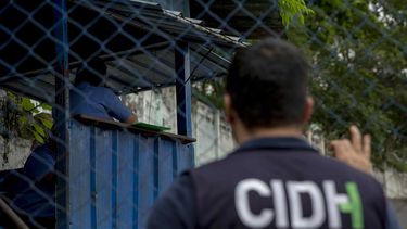 Un miembro de la Comisión Interamericana de Derechos Humanos (CIDH) es visto en las afueras de un centro penitenciario en Nicaragua.