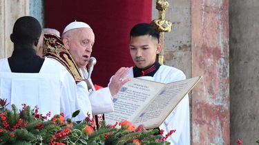 El papa Francisco pronuncia el mensaje Urbi et Orbi, la bendición a la ciudad y al mundo desde el balcón principal de la basílica de San Pedro como parte de las celebraciones navideñas, en la plaza de San Pedro en el Vaticano el 25 de diciembre de 2024.
