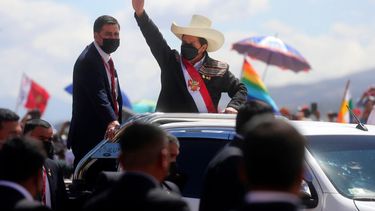 El presidente peruano Pedro Castillo llega a una ceremonia simbólica de juramento en el lugar de la Batalla de Ayacucho de 1824 que selló la independencia de España, como parte de los eventos del bicentenario en Ayacucho, Perú, el miércoles de julio de 29 de 2021, al día siguiente de asumir la presidencia.&nbsp;