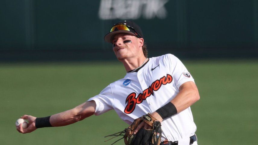 El jugador australiano de cuadro de Oregon State, Travis Bazzana juega durante un partido regional de béisbol de NCAA frente a Tulane el 31 de mayo de 2024, en Corvallis, Oregon.&nbsp;
