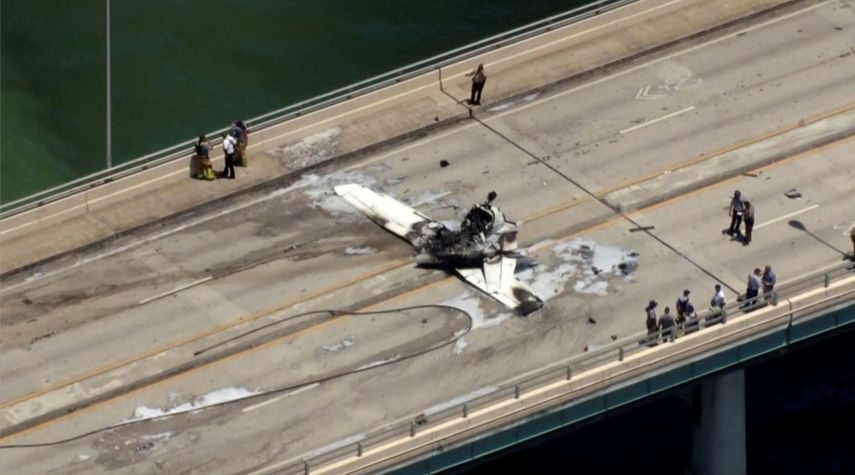 Esta foto proporcionada el sábado 14 de mayo de 2022 por el personal de emergencia WSVN-TV, responde a un accidente de avioneta en Miami.&nbsp;