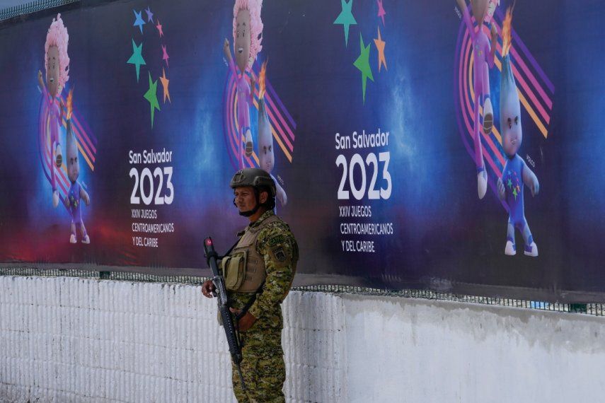 Un soldado monta guardia frente al Estadio Jorge Mágico González en San Salvador el jueves 22 de junio de 2023, un día antes de la inauguración de los Juegos Centroamericanos y del Caribe.