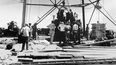 Científicos y otros trabajadores manipulan la primera bomba atómica del mundo para levantarla sobre una torre de 100 pies en el sitio de prueba Trinity cerca de Alamagordo, Nuevo México una nueva película sobre la vida de J. Robert Oppenheimer y su papel en el desarrollo de la bomba atómica como parte del Proyecto Manhattan durante la Segunda Guerra Mundial se estrena en cines el 21 de julio de 2023. En Nuevo México todavía hay residentes que viven con las consecuencias de esta prueba. El filme que cuenta su historia fue estrenado el 20 de julio.